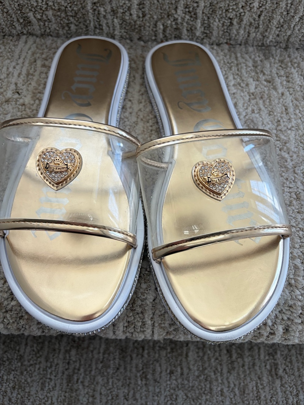 Juicy Couture Nelly dress sandals in gold, clear strap, heart charm. Size 8
